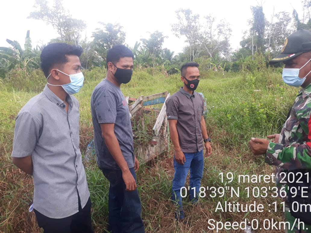 Babinsa Sertu Wirman Sosialisasi Karlahut Bersama Warga Desa Air Tawar