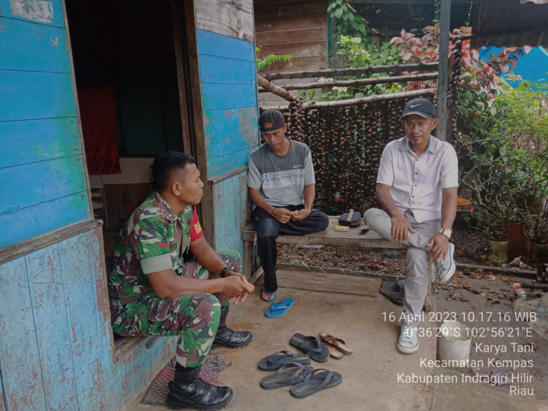 Babinsa p3/Tpl Manfaatkan Waktu Dan Warkop Komsos Dengan Tomas