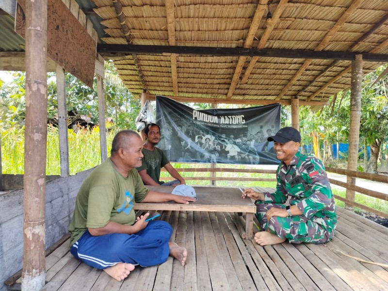 Jalin Silaturrahmi yang Baik, Babinsa Koramil 07/Reteh Rutin Laksanakan Komsos Bersama Masyarakat