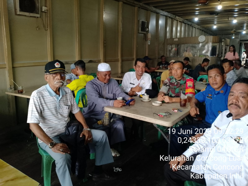 Babinsa Koramil 04/Kdr Komsos Dengan Pemerintahan Tomas dan Toga