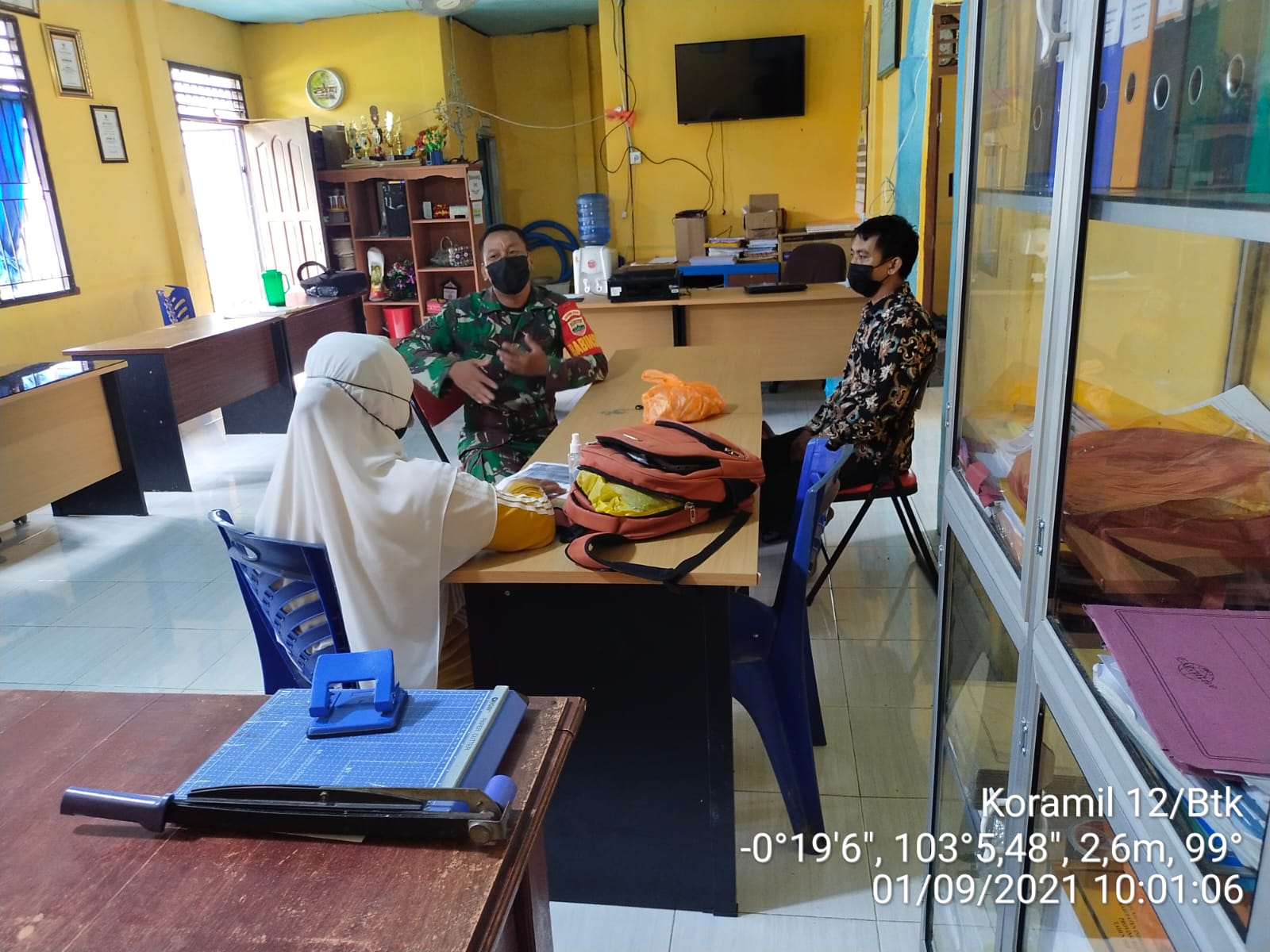 Jalin Hubungan Baik di Wilayah Binaan, Babinsa Koramil 12/Batang Tuaka Komsos dengan Perangkat Desa