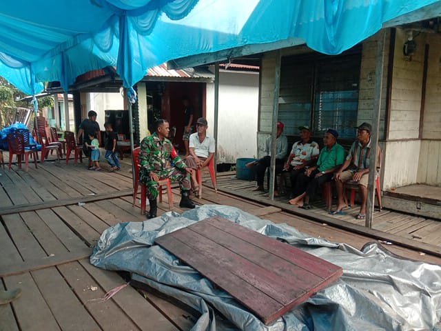 Babinsa 03/Tpl Manfaatkan Waktu Istirahat Untuk Komsos