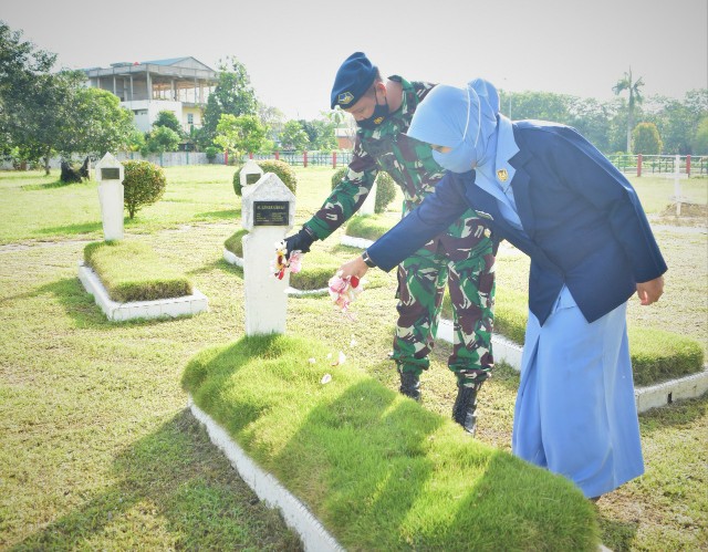 Jelang Peringatan HUT TNI AU ke-75, Lanud Hang Nadim Ziarah ke Makam Pahlawan