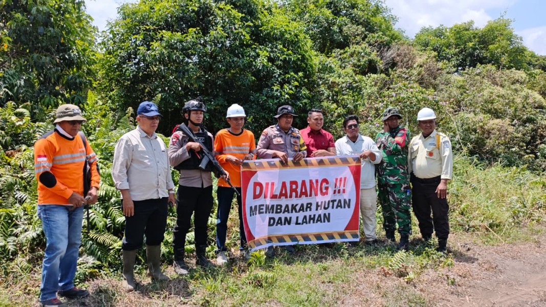 Polsek Kateman Gencarkan Patroli dan Sosialisasi Larangan Karhutla di Desa Air Tawar
