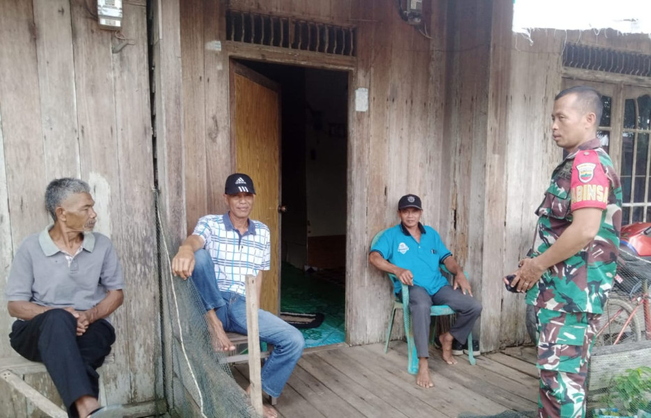 Bersama Masyarakat, Koramil 07/Reteh Jalin Hubungan Baik Di Desa Binaan