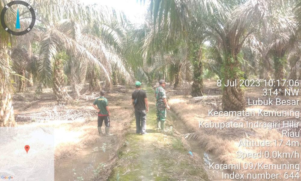 Dengan Cuaca Yang Cerah, Babinsa Koramil 09/Kemuning Terus Semangat Lakukan Patroli Rutin