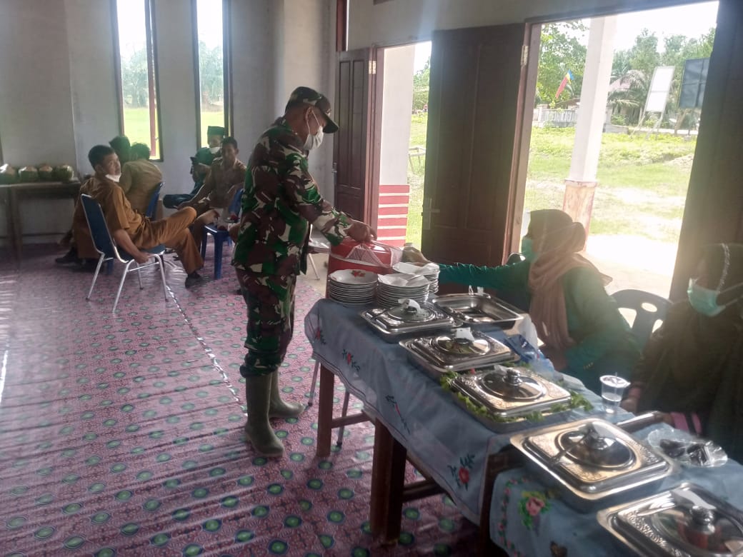 Ibu PKK Pekaitan Setiap Hari Siapkan Makanan Untuk Satgas TMMD