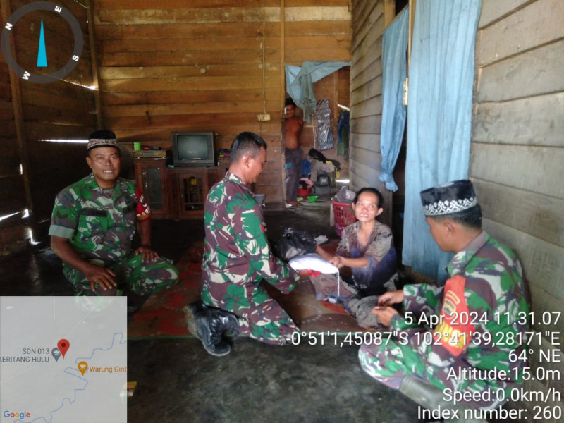 Pada Bulan Ramadhan, Babinsa Koramil 09/Kmg Rutin Berikan Sembako Kepada Masyarakat di Binaan