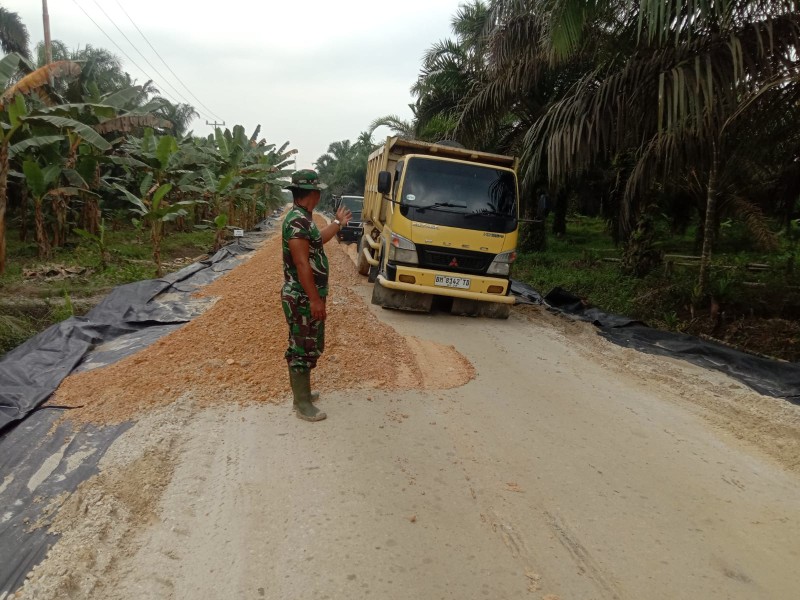 TMMD 123: Anggota Koramil 07/Reteh Ikut Serta dalam Pengerasan Jalan di Desa Mumpa