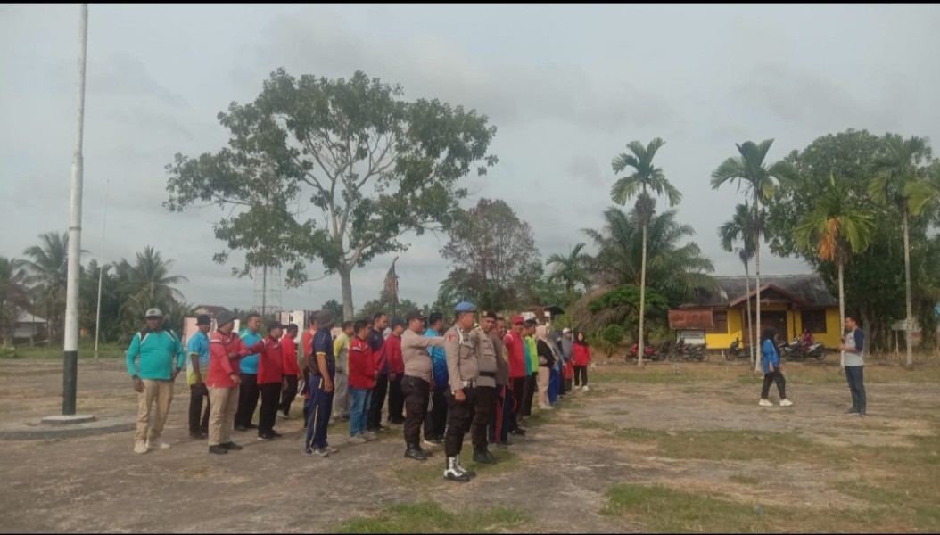 Forkopimcam serta ASN dilingkungan Kelurahan Enok dan Warga Lakukan Gotong Royong Wujudkan Lingkugan Bersih