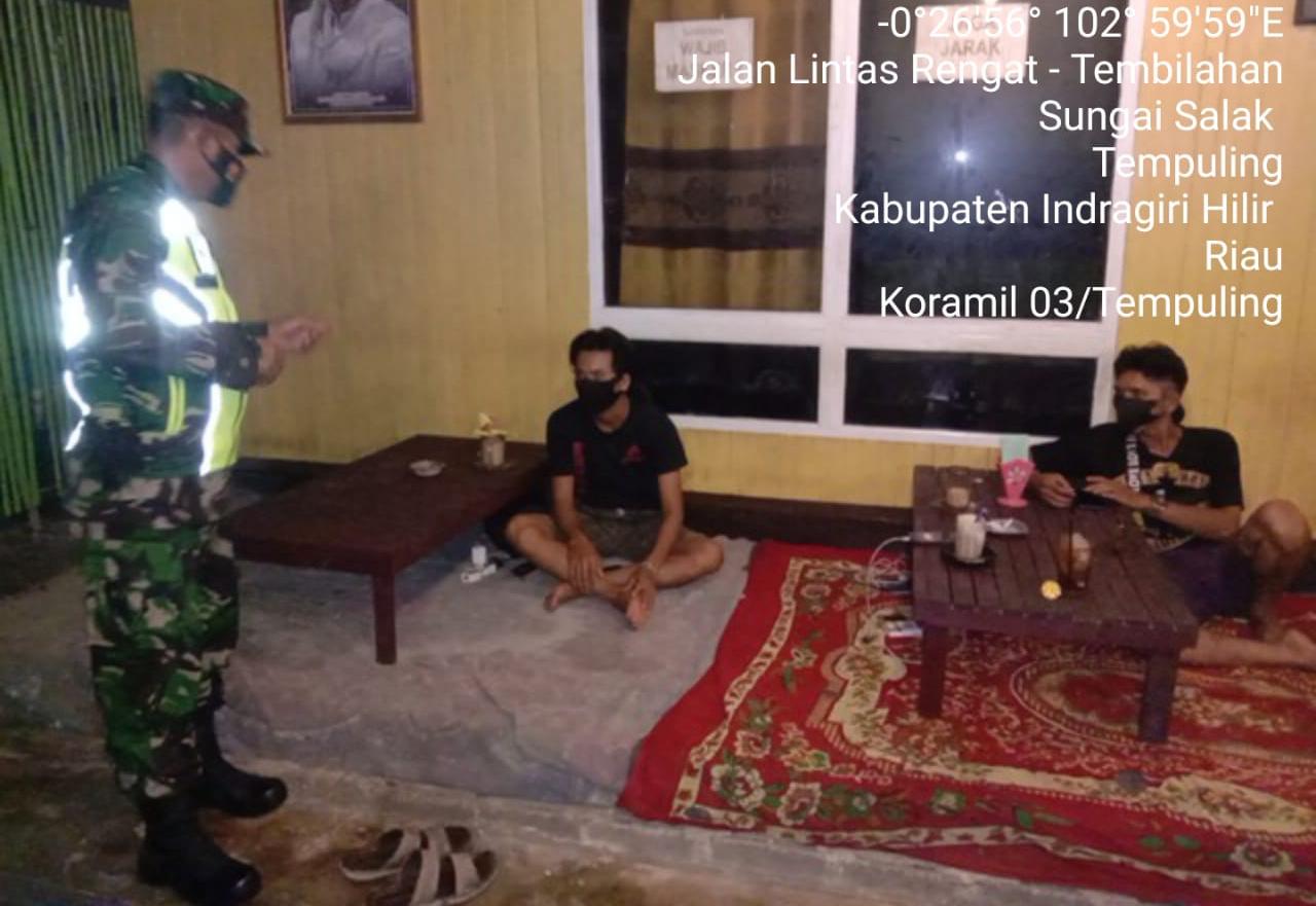 Babinsa Koramil 03/Tempuling Aktif Patroli Malam Di Wilayah Binaan