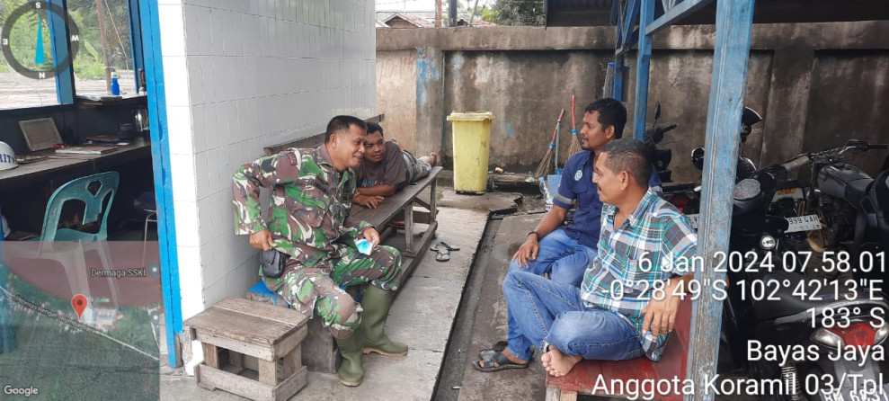 Babinsa Koramil 03/Tpl Intens Komsos Bersama Karyawan PT. ASI Perkebunan