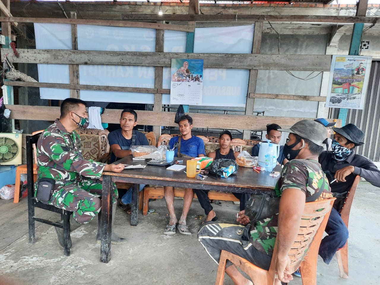 Harmonis, Babinsa Koramil 03/Tempuling Komsos dengan Petani Padi