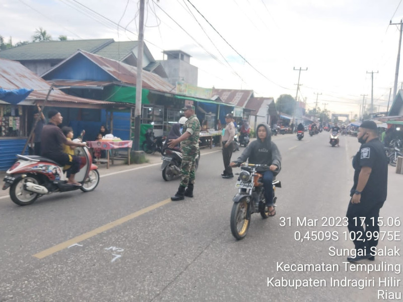 Jelang Buka Puasa, Babinsa Koramil 03/Tpl Dan Polsek Gelar Patroli Sore di Tempat Jajanan Takjil