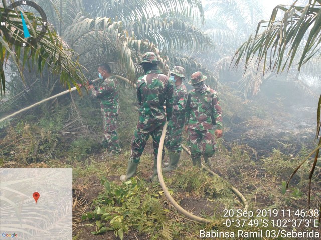 Belasan Hektar Lahan Terbakar di Penyaguan, Tim 8 Subsatgas Gab II Kodim Inhu Kesulitan Padamkan Api
