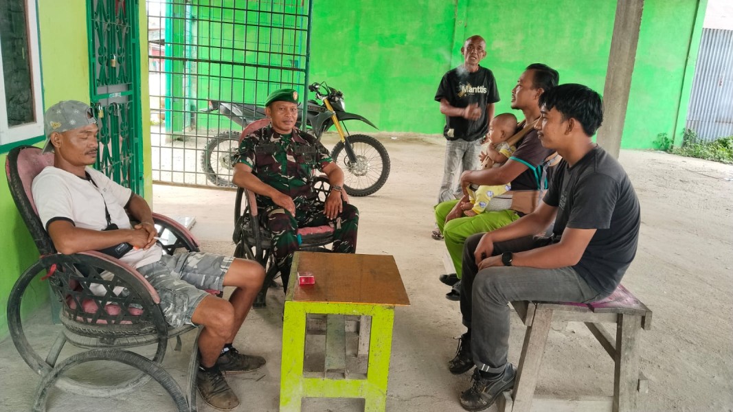 Babinsa Koramil 03/Tempuling Aktif Jalin Komsos, Ajak Warga Jaga Kebersihan dan Keamanan Lingkungan