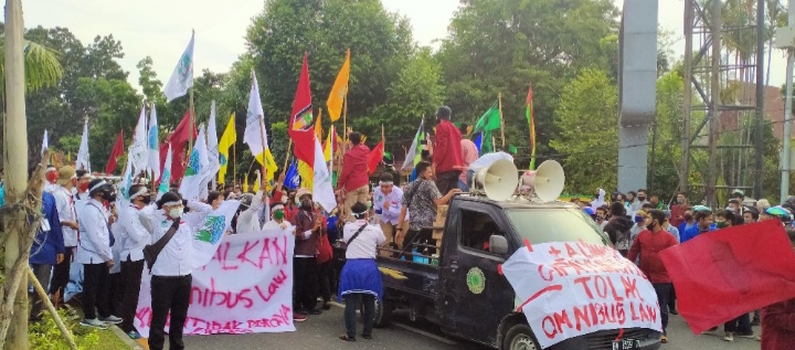 Tolak Omnibus Law, Massa Dari Cipayung Berdatangan Ke Gruduk DPRD Riau
