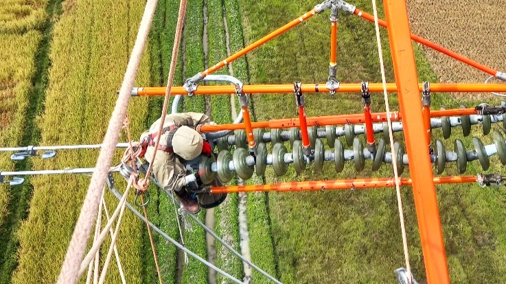 Semangat Sumpah Pemuda, PLN UPT Pematangsiantar Sigap Ganti Isolator Tanpa Padamkan Listrik
