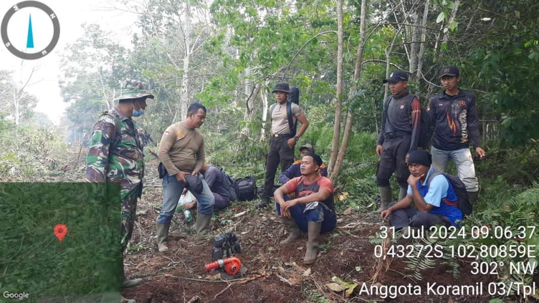 Komsos Babinsa Koramil 03/Tpl Bersama Polri dan MPA Disela Istirahat Padamkan Karhutla