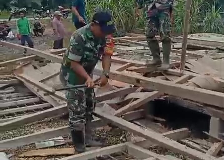 Gotong Royong di Desa Sekayan: Upaya Babinsa Koramil 09/Kemuning untuk Meningkatkan Kualitas Hidup Masyarakat