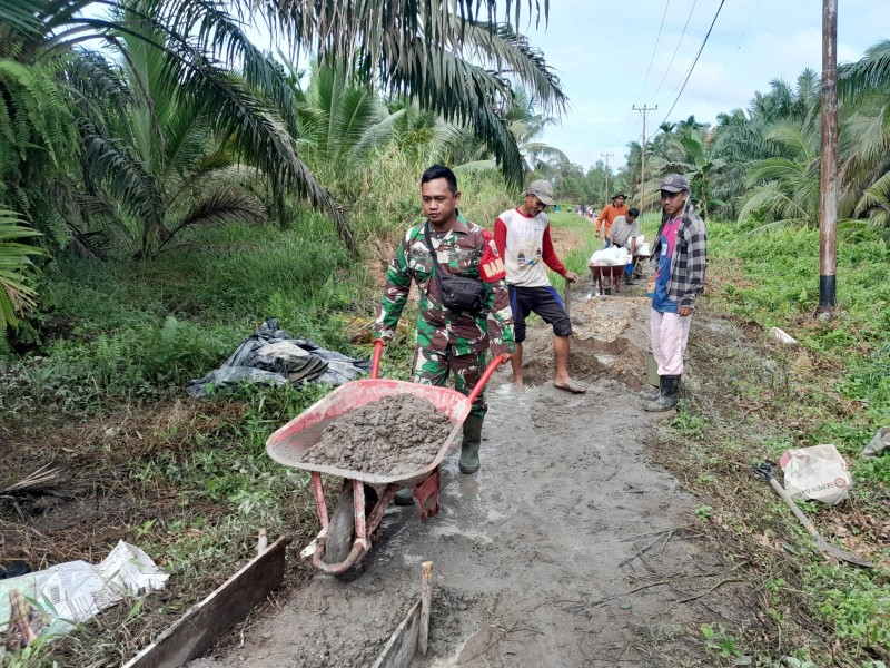 Bersama Warga, Babinsa Koramil 05/GAS Serda Ricky Perbaikan Jalan Desa