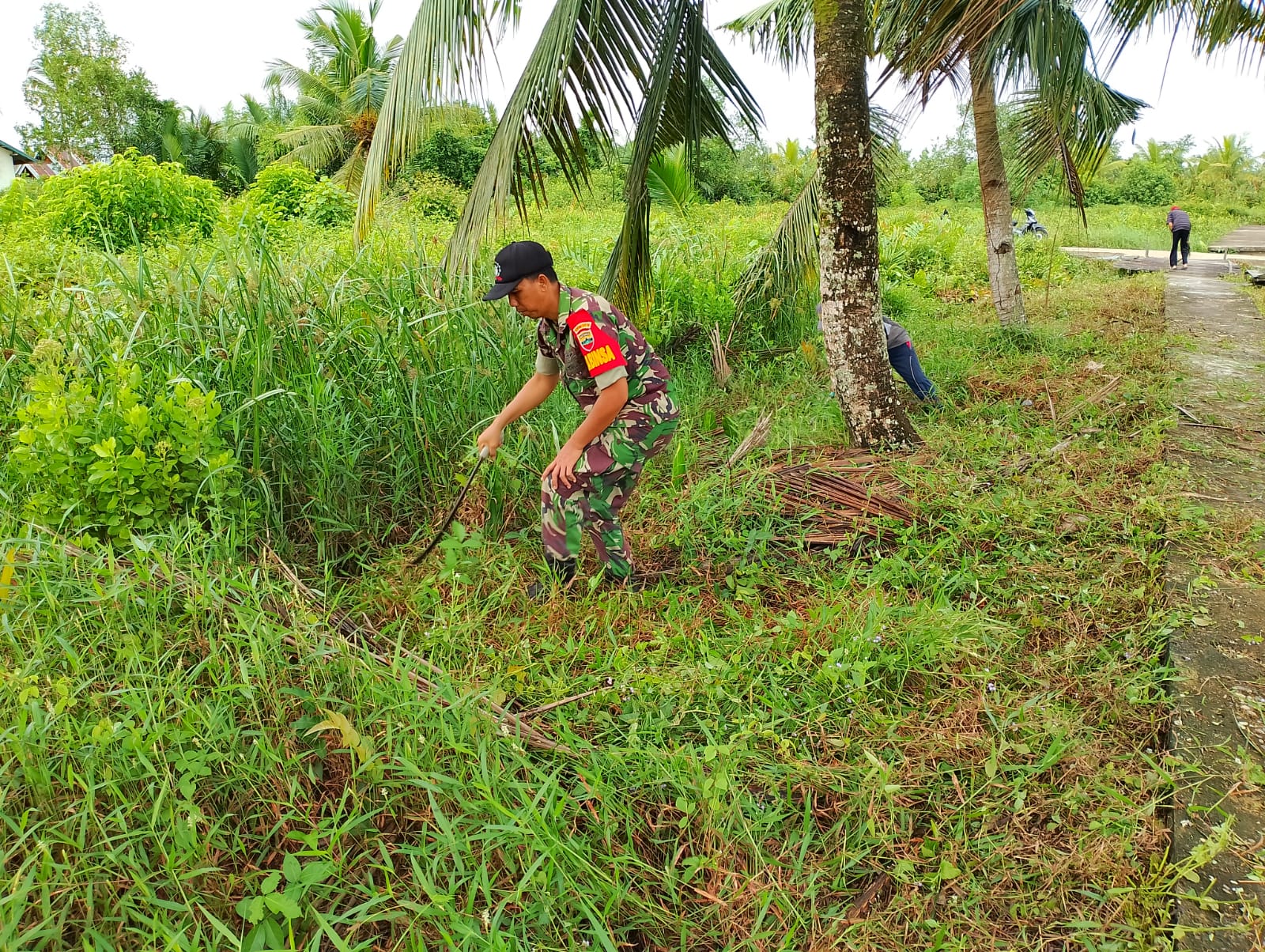 Goro Di Sekitar Pemakaman Umum Bersama Babinsa Koramil 04/Kuindra dan Warga