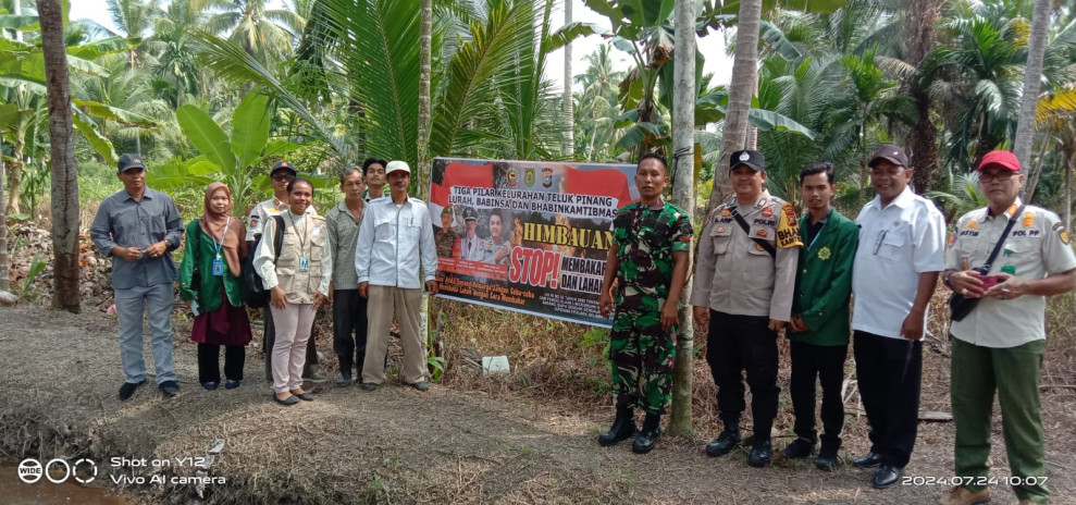 Bhabinkamtibmas Kelurahan Teluk Pinang Rutin Laksanakan Patroli Karlahut di Desa Binaan