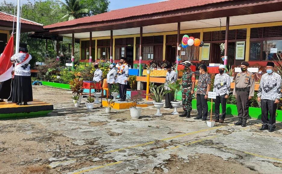 Babinsa 03/Tempuling Hadiri Upacara Hari Guru Nasional dan HUT PGRI Ke 76 Kecamatan Kempas