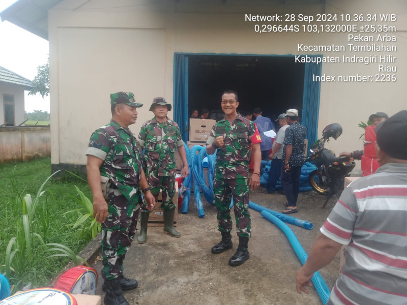 Dengan Komsos, Babinsa Serda Johansah Berikan Bantuan Penyerahan Pompa