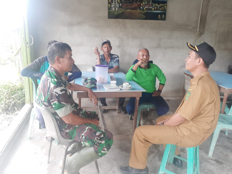 Bersama Perangkat Desa, Koramil 07/Reteh Tingkatkan Keamanan di Desa Binaan