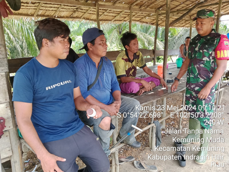 Babinsa Koramil 09/Kmg Rutin Laksanakan Komsos Guna Jalin Kebersamaan