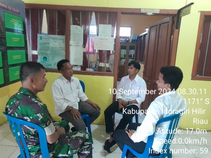 Dengan Komsos, Babinsa Pelda Nofiandi Mensosialisasikan Pilkada Dengan Warga