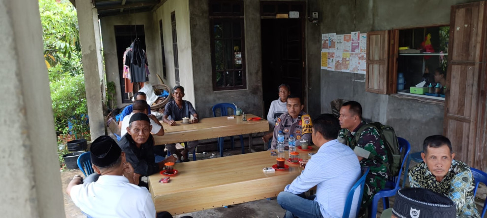 Babinsa 05/Gas Serda Rudi Hartono Lakukan Komunikasi Sosial Bersama Masyarakat Setempat