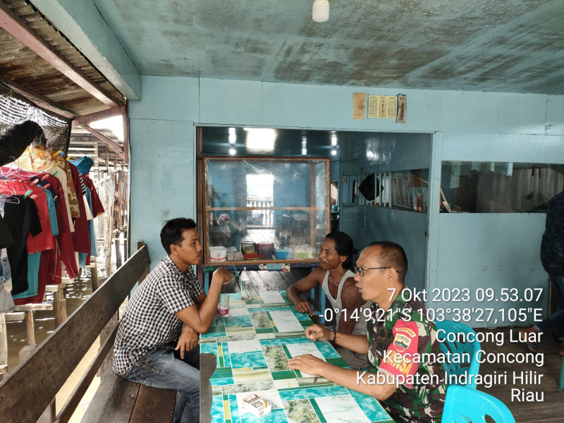 Dengan Segelas Kopi, Babinsa Koramil 04/Kuindra Jalin Silaturahmi dan Menghimbau Untuk Tetap Waspada Terhadap Lingkungan Sekitar