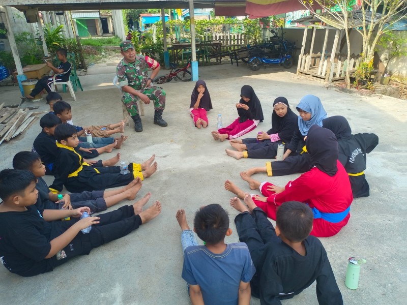 Ajarkan Kedisiplinan Sejak Dini, Babinsa Koramil 03/Tpl Komsos Dengan Anak-Anak Pesilat SDN 001 Sungai Salak