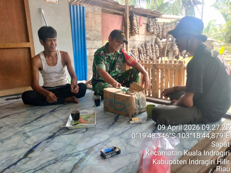 Babinsa Koramil 04/Kuindra Wujudkan Kepedulian terhadap Masyarakat Melalui Metode Komsos