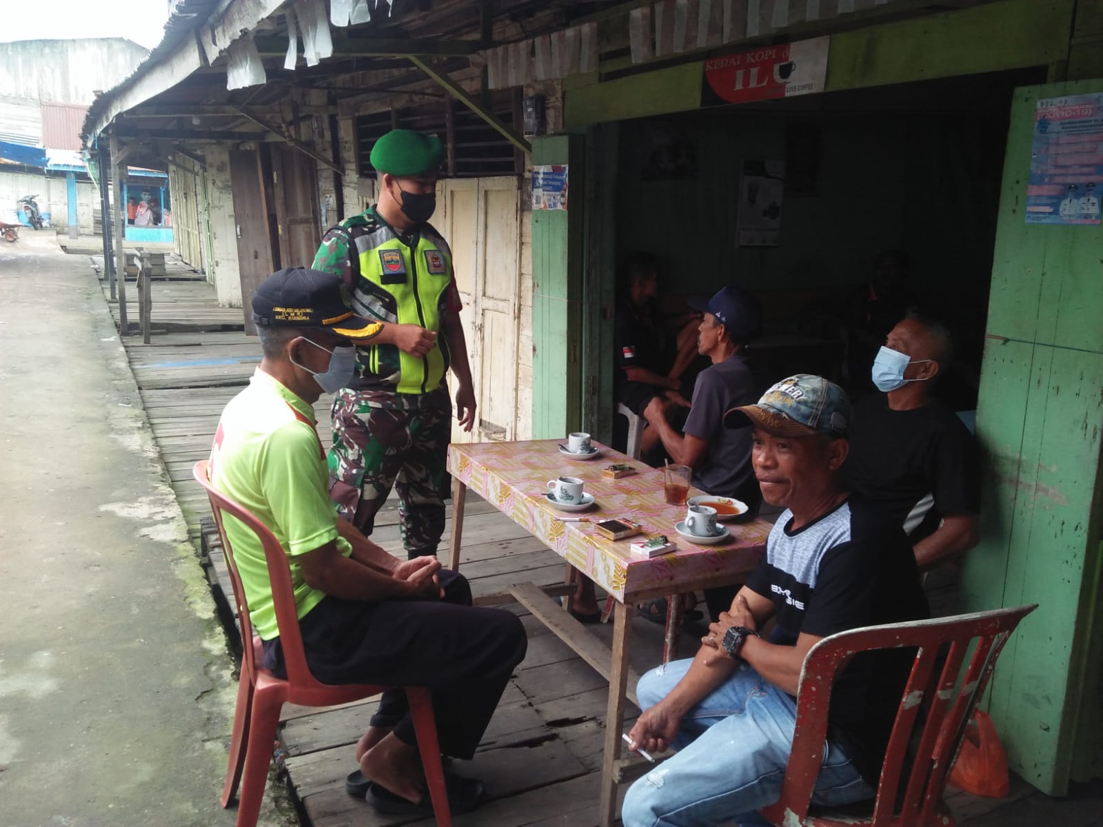 Anggota Koramil 04/Kuindra Terus Aktif Lakukan Penegakan Prokes di Wilayah