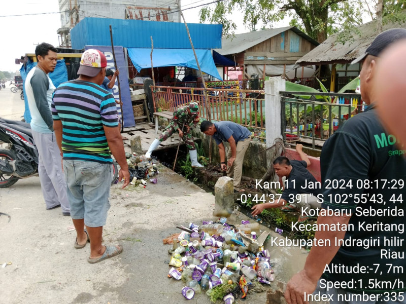 Babinsa Koramil 09/Kemuning Ajak Masyarakat Untuk Membersihkan Selokan di SDN 005 Kotabaru Seberida