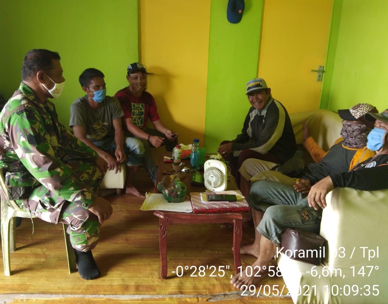 Tingkatkan Kedekatan, Babinsa Koramil 03/Tempuling Kunjungi Rumah Warga