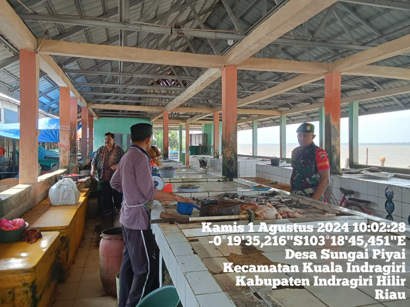 Babinsa Koramil 04/Kuindra Himbau Pedagang Pasar Untuk Menjaga Kebersihan