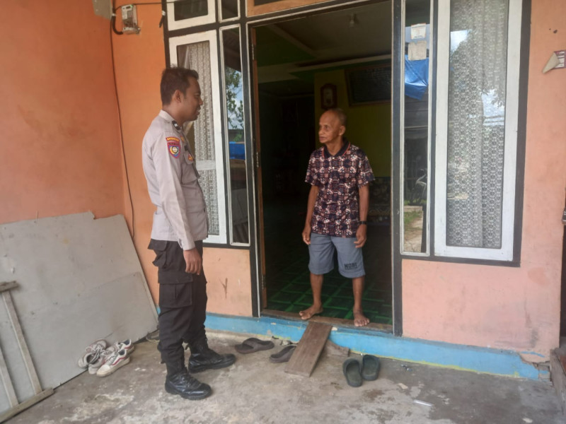 Giat Rutin, Bhabinkamtibmas Desa Pungkat Aipda Denny Hidayat Laksanakan Sambang di Wilayah Binaan