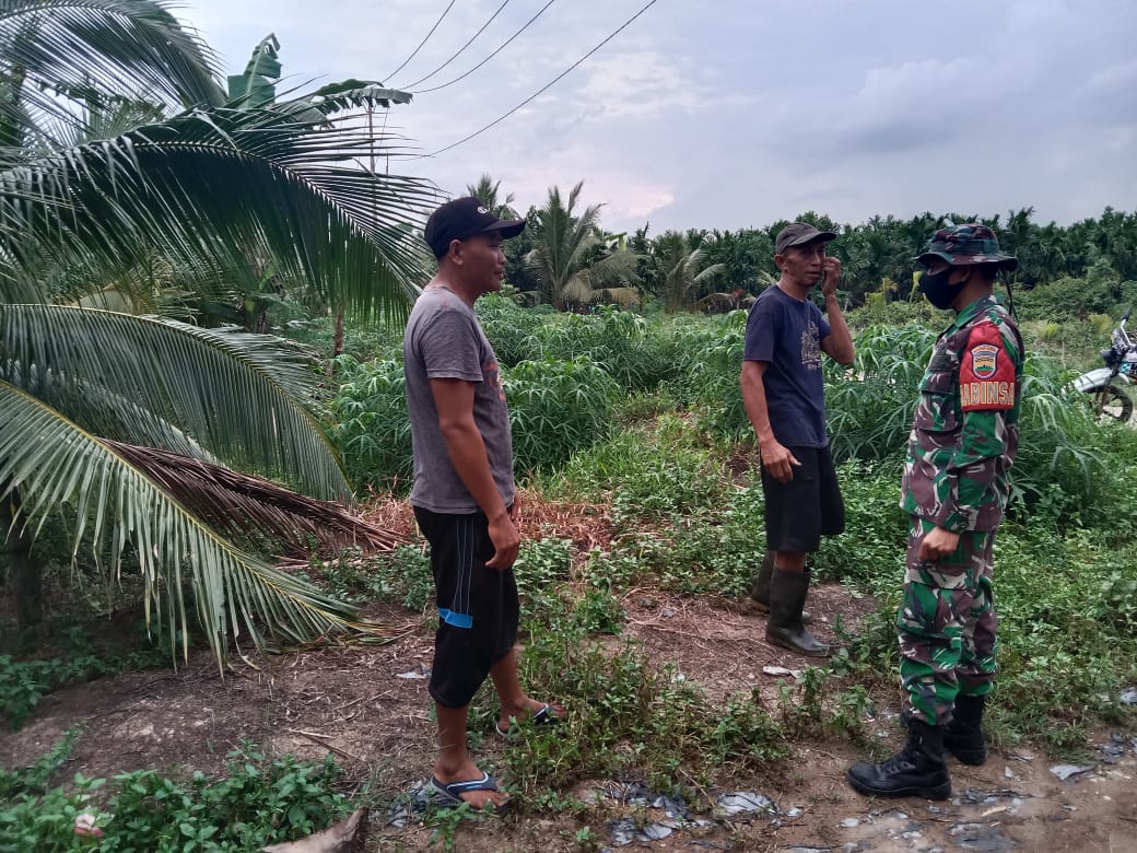 Bersama Warga, Koramil 04/Kuindra Rutin Lakukan Upaya Pencegahan Karhutla