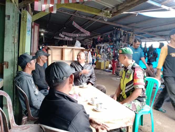 Babinsa Koramil 04/Kuindra Terus Terapkan Komsos Dengan Warga Desa