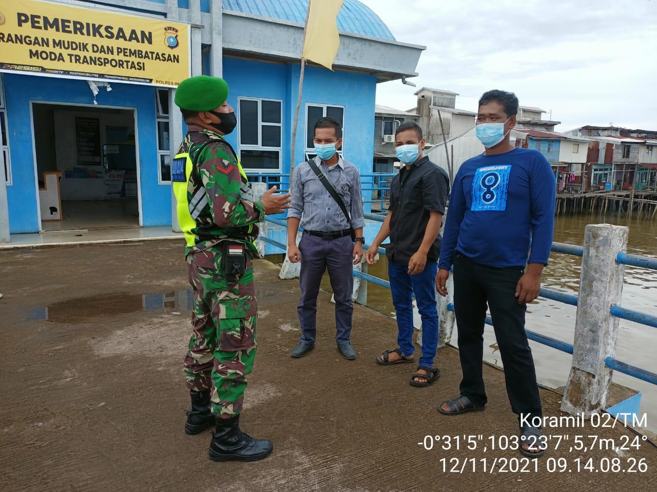 Himbau Warga, Personil Koramil 02/Tanah Merah Rutin Tegakkan Protkes
