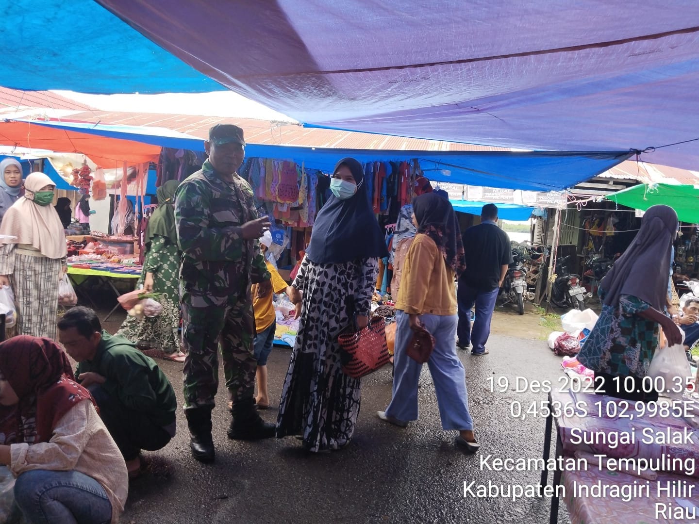 Babinsa Koramil 03/TPL Pantau Harga Sembako Di Pasar Tradisional