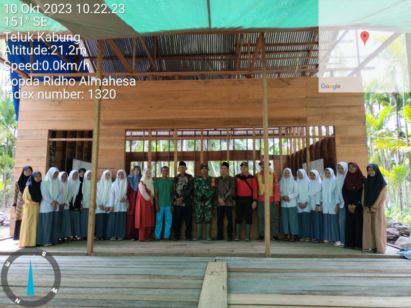 Babinsa Koramil 05/Gas Berikan Batuan Papan Tulis Ke Sekolah