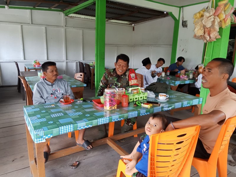 Babinsa Sertu Wisnu Hartono Perkuat Hubungan dengan Tokoh Masyarakat, Wujudkan Keharmonisan di Kelurahan Tempuling