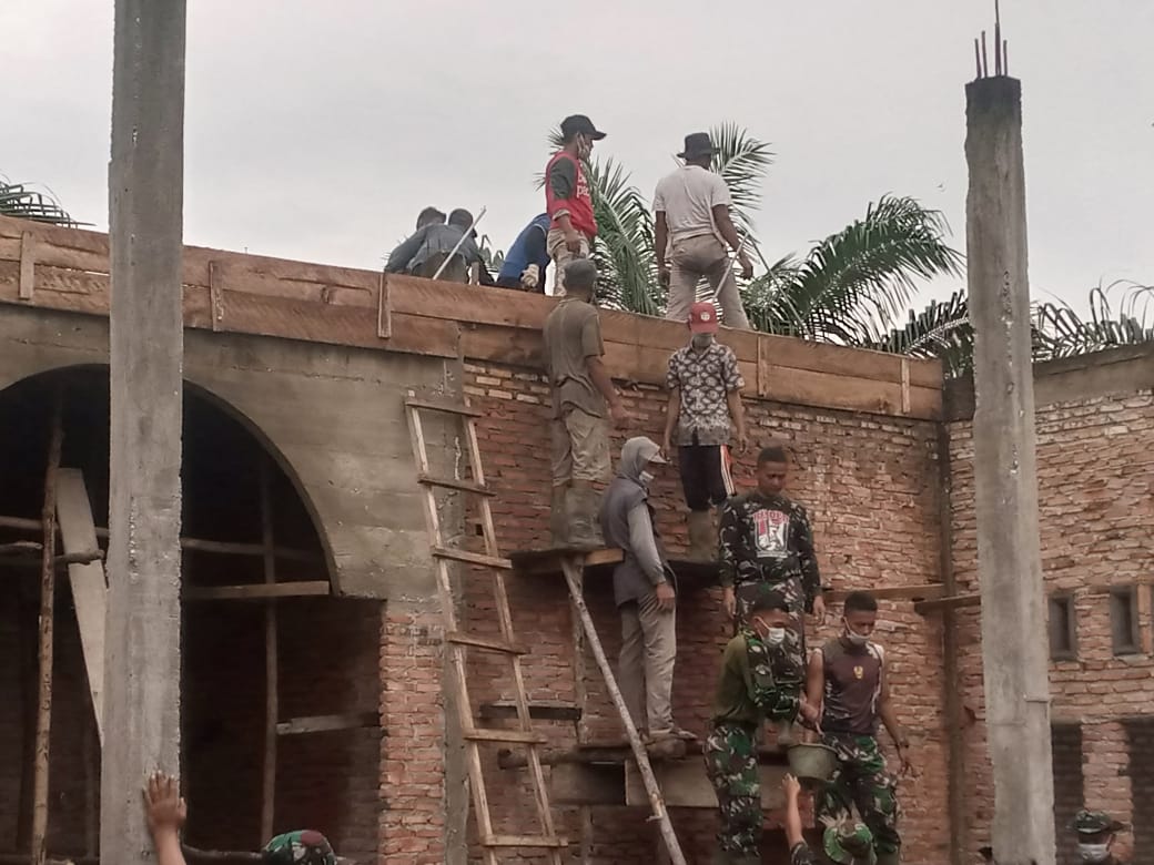 Anggota Satgas TMMD Bantu Warga Goro Pembangunan Mesjid