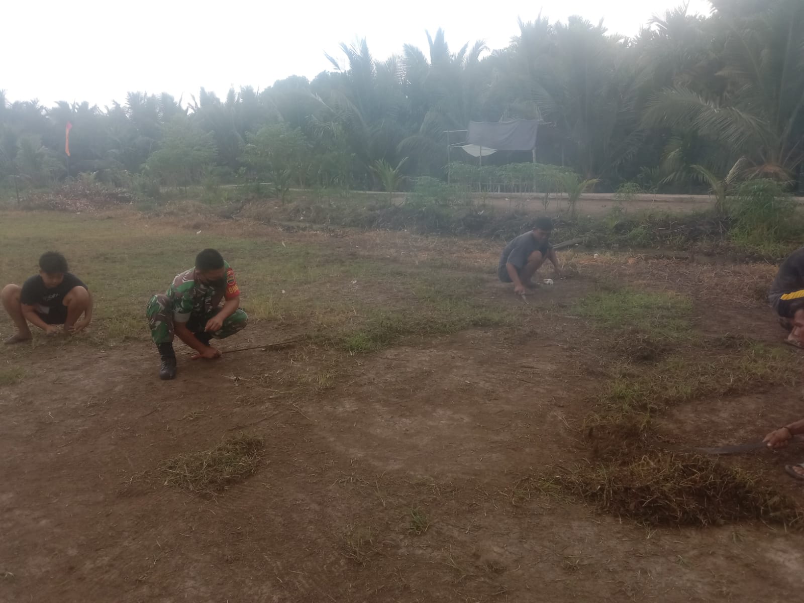 Babinsa Desa Tanjung Melayu Goro Bersama Warga