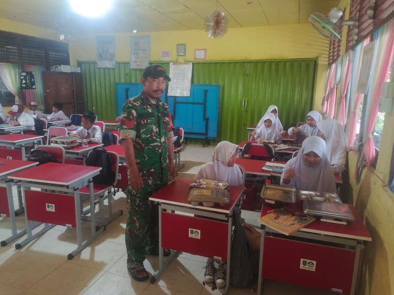 Dukung Terus Kegiatan MBG, Babinsa Koramil 03/Tpl Awasi Pelaksanaan MBG
